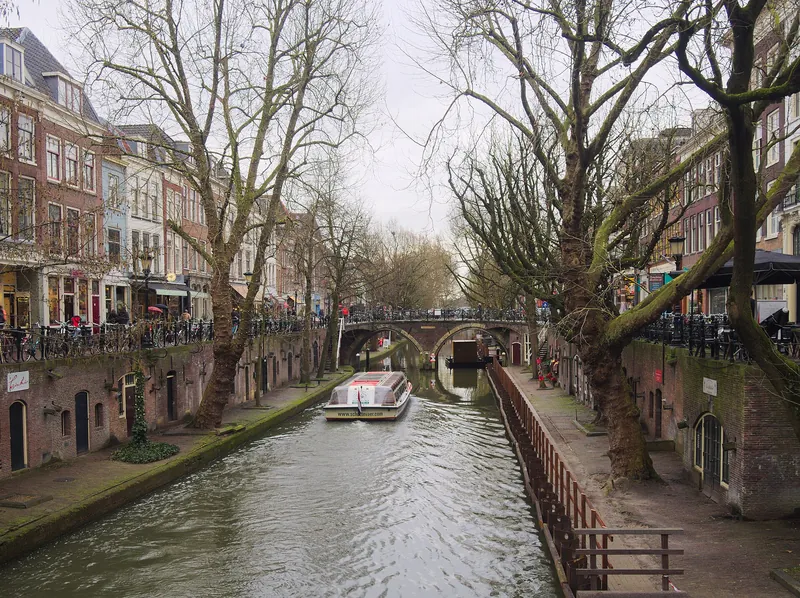 Oudegracht in Utrecht met werfkelders