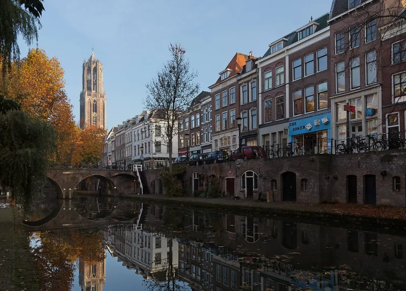 Domtoren gezien vanaf de Oudegracht in Utrecht